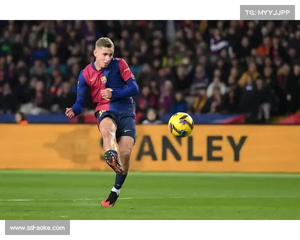 【欧冠联赛赛事·赛中·特写》费尔明抽射反超比分，巴萨小将振臂怒吼宣泄